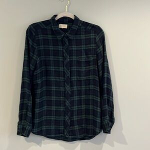 Women’s flannel. Size M. Navy and green color. Plaid. Melloday brand.